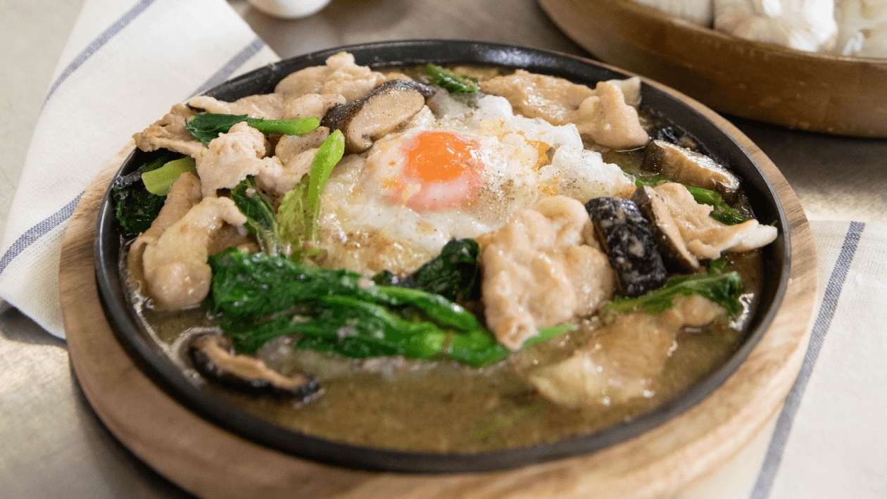 ราดหน้าหมูนุ่ม เส้นกรอบไข่เยิ้ม